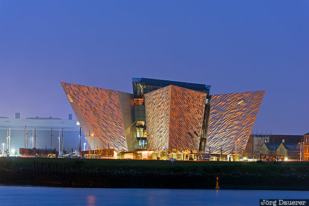 Titanic Belfast Belfast, GBR, Northern Ireland, Sydenham, United Kingdom, blue hour, evening light, Großbritannien, Vereinigtes Königreich, Grossbritannien, Vereinigtes Koenigreich