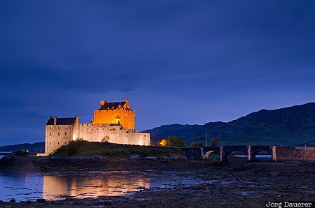 Eilean Donan Castle Dornie, GBR, Scotland, United Kingdom, Wester Ross, Strathpeffer and Lochalsh Ward, blue hour, Großbritannien, Vereinigtes Königreich, Schottland, Grossbritannien, Vereinigtes Koenigreich