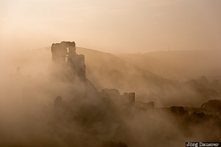 Corfe Castle Corfe, Corfe Castle, castle, Dorset, fog, mist, morning fog, United Kingdom, Großbritannien, Vereinigtes Königreich, Grossbritannien, Vereinigtes Koenigreich