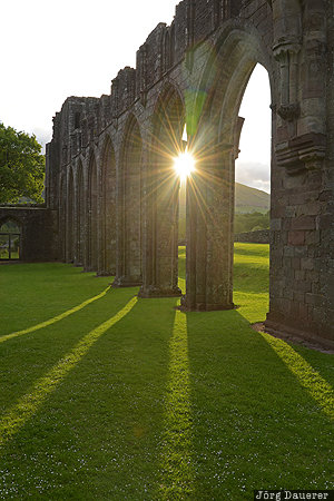 GBR, Llanthony, United Kingdom, Wales, back-lit, columns, green, Gro&szlig;britannien, Vereinigtes K&ouml;nigreich, Grossbritannien, Vereinigtes Koenigreich