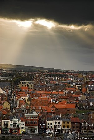 United Kingdom, Whitby, Yorkshire, clouds, dark clouds, evening light, houses, Gro&szlig;britannien, Vereinigtes K&ouml;nigreich, Grossbritannien, Vereinigtes Koenigreich