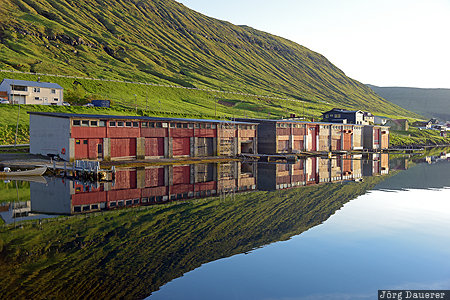 Faroe Islands, FRO, Kollafj&oslash;r&eth;ur, morning light, red huts, reflexion, Steymoy, F&auml;r&ouml;er-Inseln, Kollafjordur, Faeroeer-Inseln
