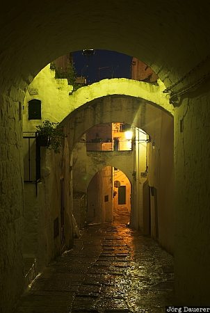 Narrow alley at night Italy, Apulia, Ostuni, citta bianca, artificial light, arc, windows, Italien, Italia, Apulien, Puglia