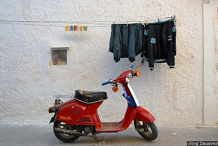 Moped, Motorino, Mofa, red, laundry, Vieste, Gargano, Italy, Apulia, Italien, Italia, Apulien, Puglia