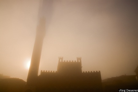 Italy, Siena, Tuscany, fog, Palazzo Pubblico, Piazza del Campo, silhouette
