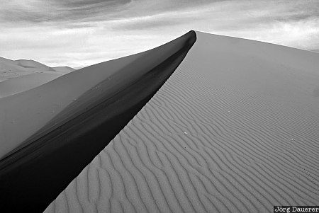 Adrouine, Mekn&egrave;s-Tafilalet, Morocco, black and white, clouds, dunes, Erg Chebbi, Marokko