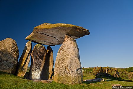 Pentre Ifan Dolmen Brynberian, GBR, blue sky, dolmen, fill flash, flash gun, morning light, United Kingdom, Wales, Pembrokeshire, Großbritannien, Vereinigtes Königreich, Grossbritannien, Vereinigtes Koenigreich