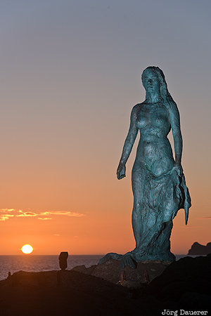 Selkie Statue Faroe Islands, FRO, Mikladalur, back-lit, fill flash, flash gun, Kalsoy, Färöer-Inseln, Faeroeer-Inseln