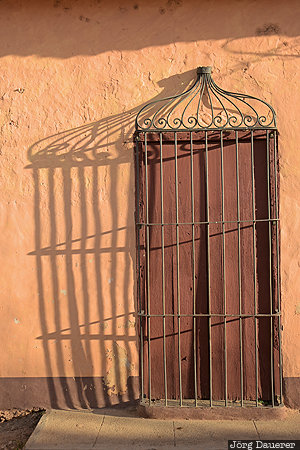 CUB, Cuba, Sancti Sp&iacute;ritus, Trinidad, facade, grid, metal grid covered window, Kuba, Sancti Spiritus